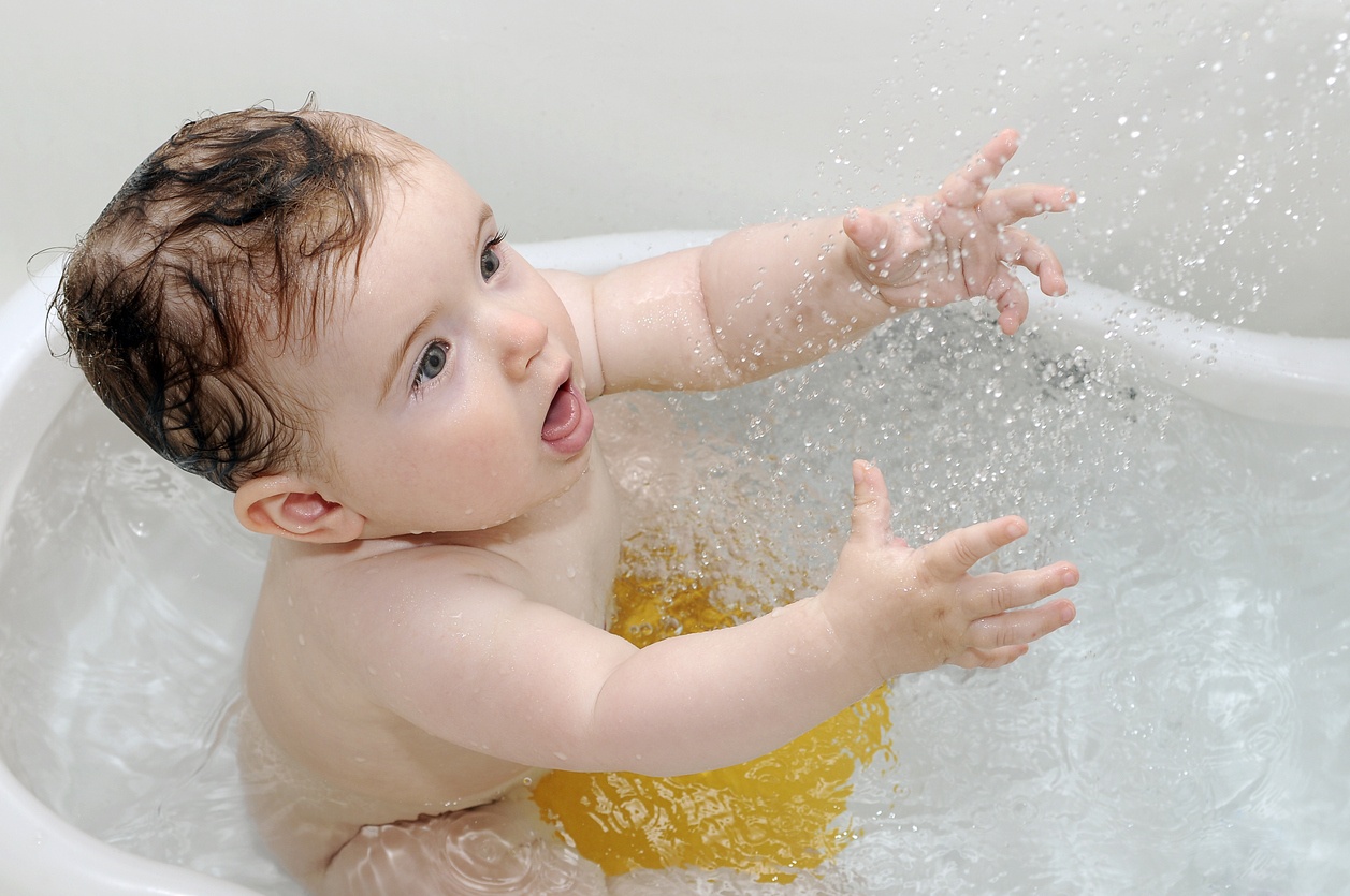 Bañera pequeña para bebés con espuma y ducha